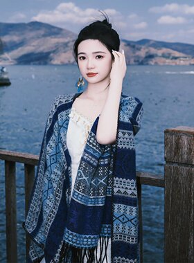 云南大理古镇穿搭民族风蓝色披肩