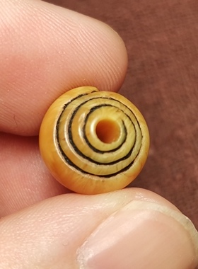 西藏文玩12*15mm蜡黄色料器树脂手工制作法螺图腾挂件测挂滴溜款
