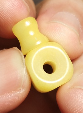 西藏文玩11*20mm黄色料器树脂手工款三通佛头百搭饰品配饰配件款