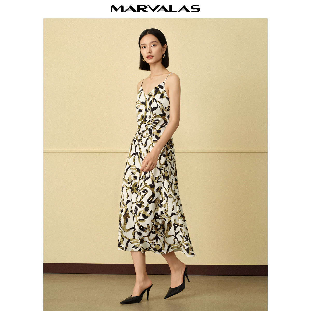 曼德诗V领吊带连衣裙2025早秋新款收腰扭结设计艺术感印花雪纺裙,淘宝优惠券,粉丝福利购,淘宝优惠卷