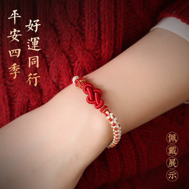 Confucian princes can wear gold beads and tie peach blossom bracelets as they wish.