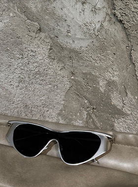 三角墨镜高级感夏季新款连体时髦太阳眼镜女潮未来感金属太阳镜男