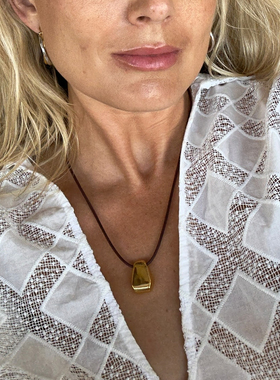 Missoma金色盾形吊坠皮绳项链毛衣链轻奢小众设计感气质锁骨链女