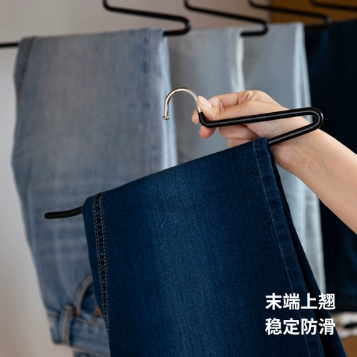 Три -летняя старая магазин четыре цвета японских брюк с гусями морозой.