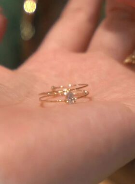金色极细水滴戒指女2026新款简约精致百搭通勤爆闪食指戒