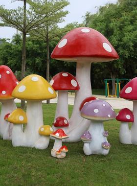 创意玻璃钢蘑菇雕塑 适用户外园林景观的卡通造型装饰雕塑 泉州手