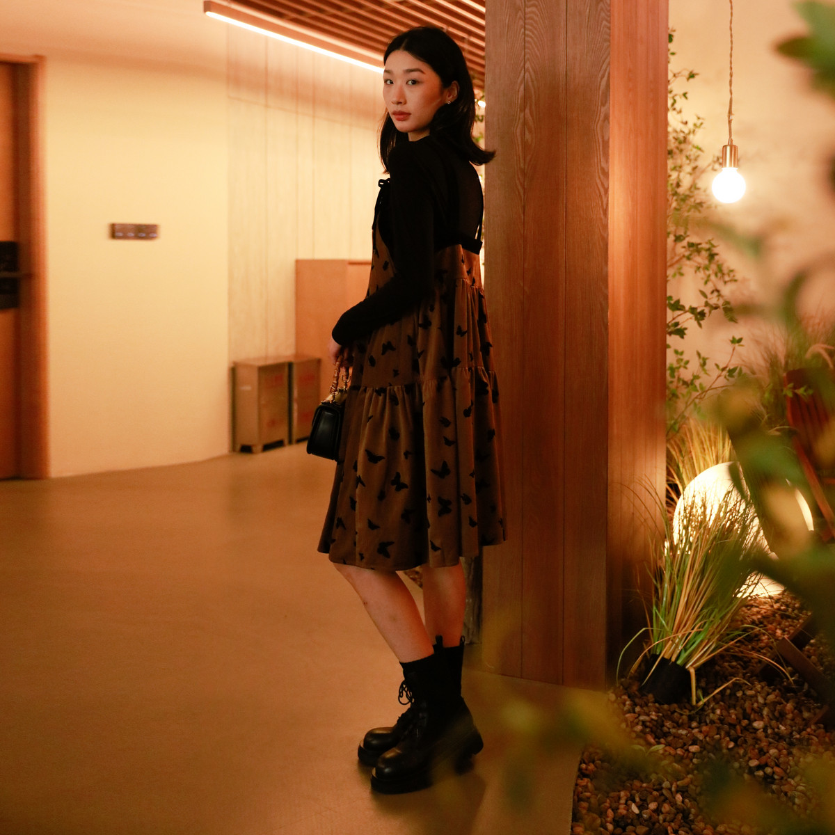 西町村屋吊带裙女冬季新款法式浪漫丝绒蝴蝶收腰连衣裙AD8404001,淘宝优惠券,粉丝福利购,淘宝优惠卷