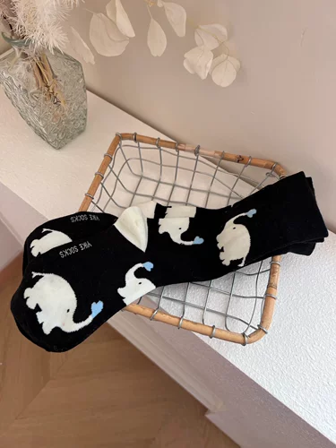 Симпатичный маленький слон распыляет дизайн любви ~ Весна и летняя новая иллюстрация Девочки весело в куче INS,