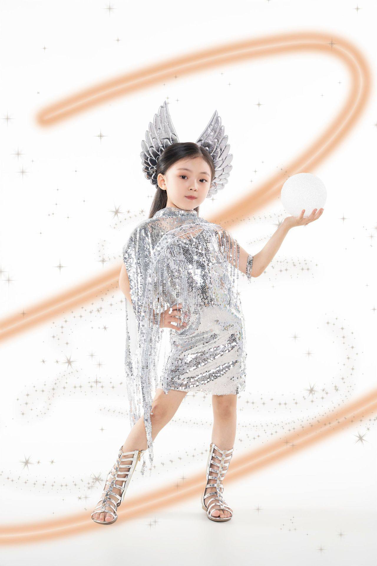 女童模特潮服儿童t台走秀银色未来科技感礼服元宇宙车模舞台礼服