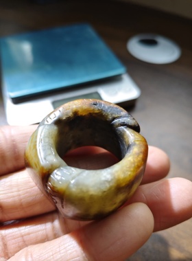 和田玉籽料红皮扳指内径22重43克