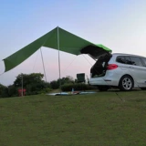 Боковая сторона автомобиля, внедорожник -небо -на открытом воздухе на заднем автомобиле и кемпинг, солнцезащитный клет