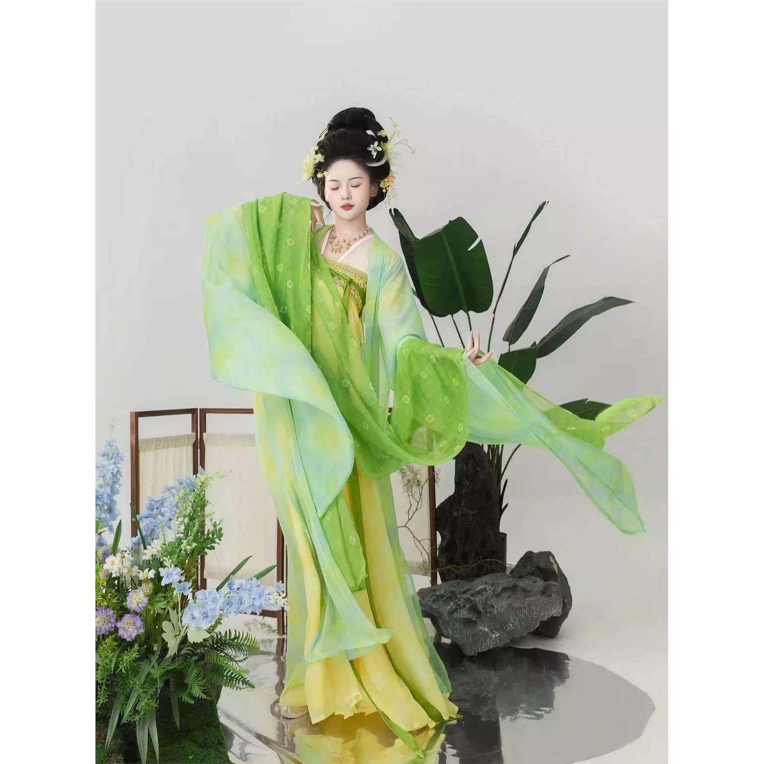 Spring and summer green Tang style chest-length undershirt original