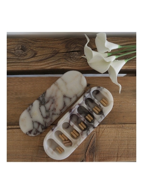 Lauren Elizabeth Marble Pill Box  黑色，白色 秋冬新品REVOLV