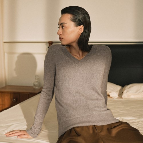 LESS冬季山羊绒针织衫女复古简约V领长袖套头毛衫2MA310250 - 图1