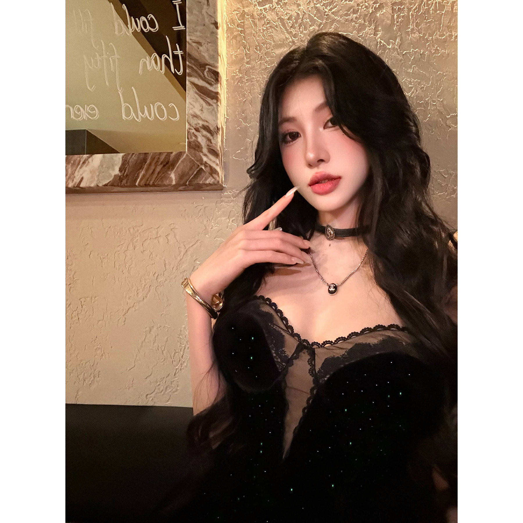 牛了牛了 一字肩丝绒连衣裙女2025冬季法式抹胸包臀裙黑色裙子,淘宝优惠券,粉丝福利购,淘宝优惠卷