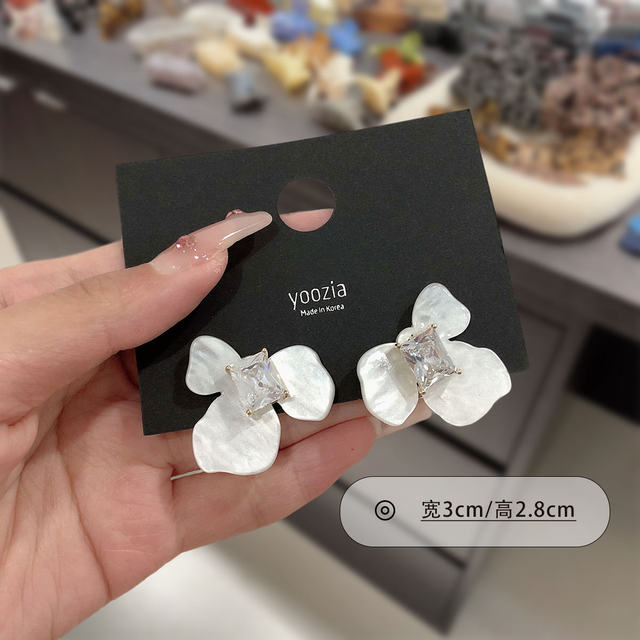Korean earrings 2024 new summer jewelry fresh small white flower earrings versatile personality simple flower earrings