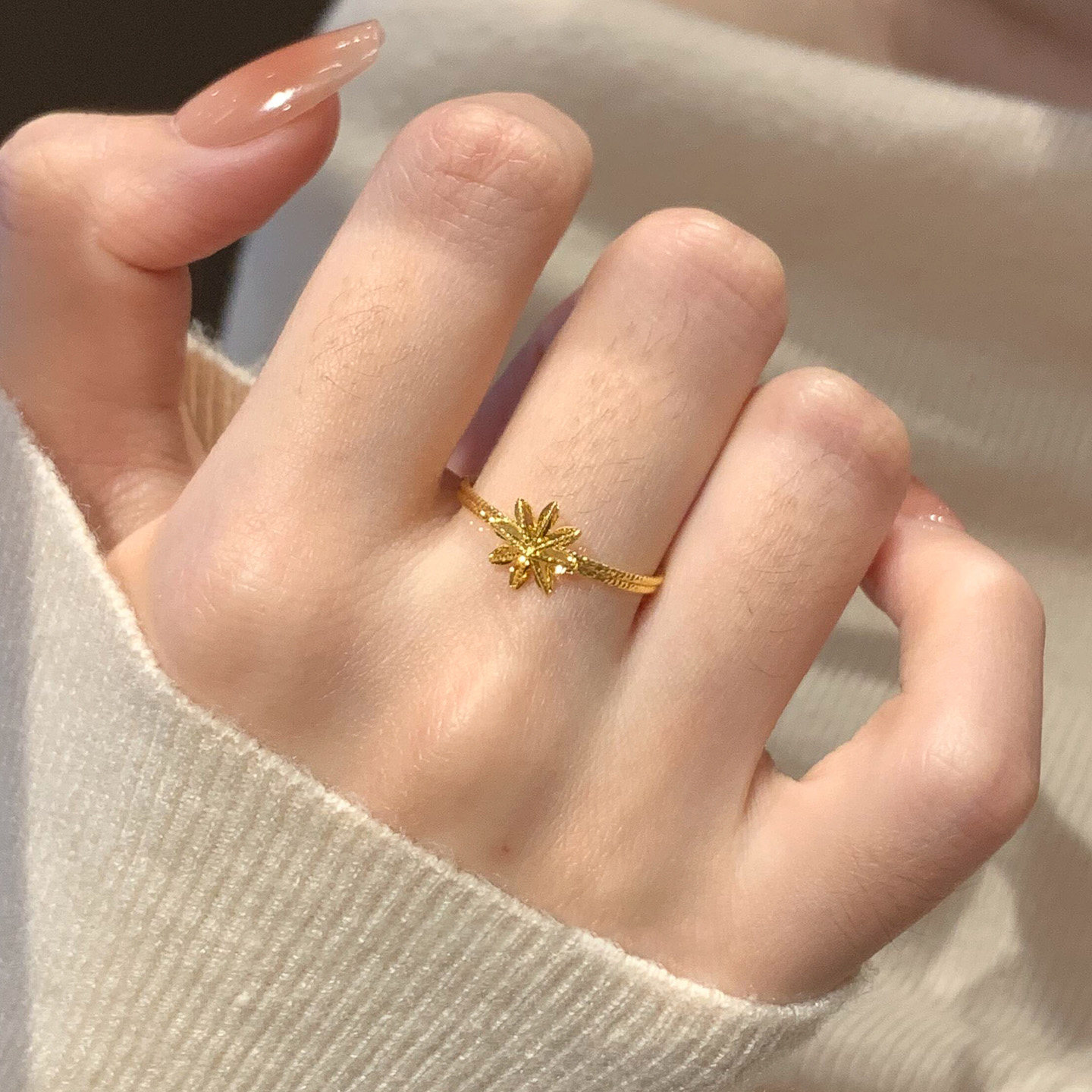 Flashing golden eight-pointed star ring for women, light luxury and high-end sense