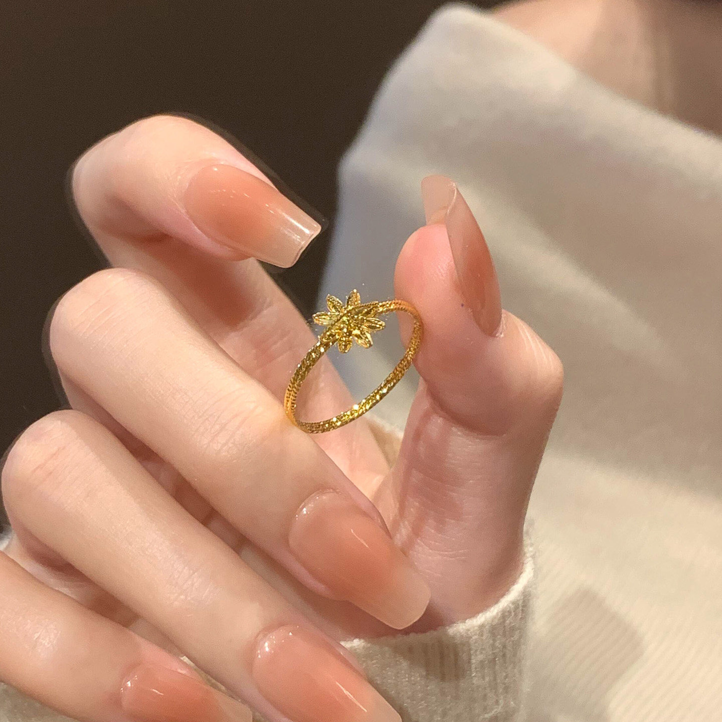 Flashing golden eight-pointed star ring for women, light luxury and high-end sense