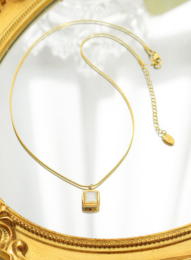 法式ins冷淡风方形白海贝吊坠项链小众设计钛钢镀18K金圆蛇链首饰