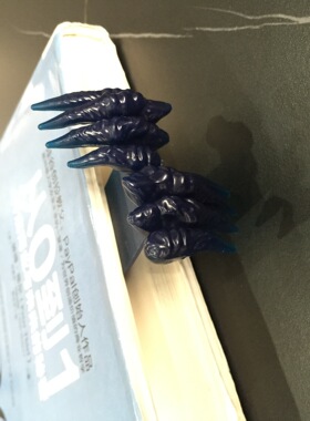 跨境新品万圣节跨境恶魔之手书签魔鬼爪子塑料工艺品桌面装饰摆件