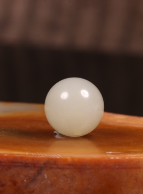 新疆和田玉红皮白肉籽料珠子