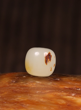 新疆和田玉籽料红沁皮老型珠