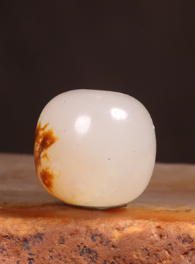 新疆和田玉红皮白肉籽料珠子