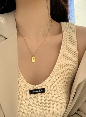 钛钢简约风嘻哈金色方牌7字卫衣项链潮小红书网红同款毛衣链