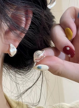银白色拉丝树叶耳扣女
