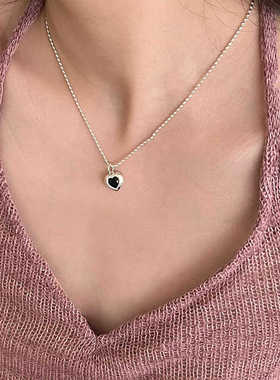 气质设计感黑色爱心吊坠锁骨链