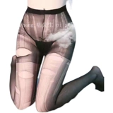 Мистер Брат может разорвать флиртовую руку, разорвавшую ультра -типичные одноразовые чулки и сделать сексуальную сеть сети рыбной сети.