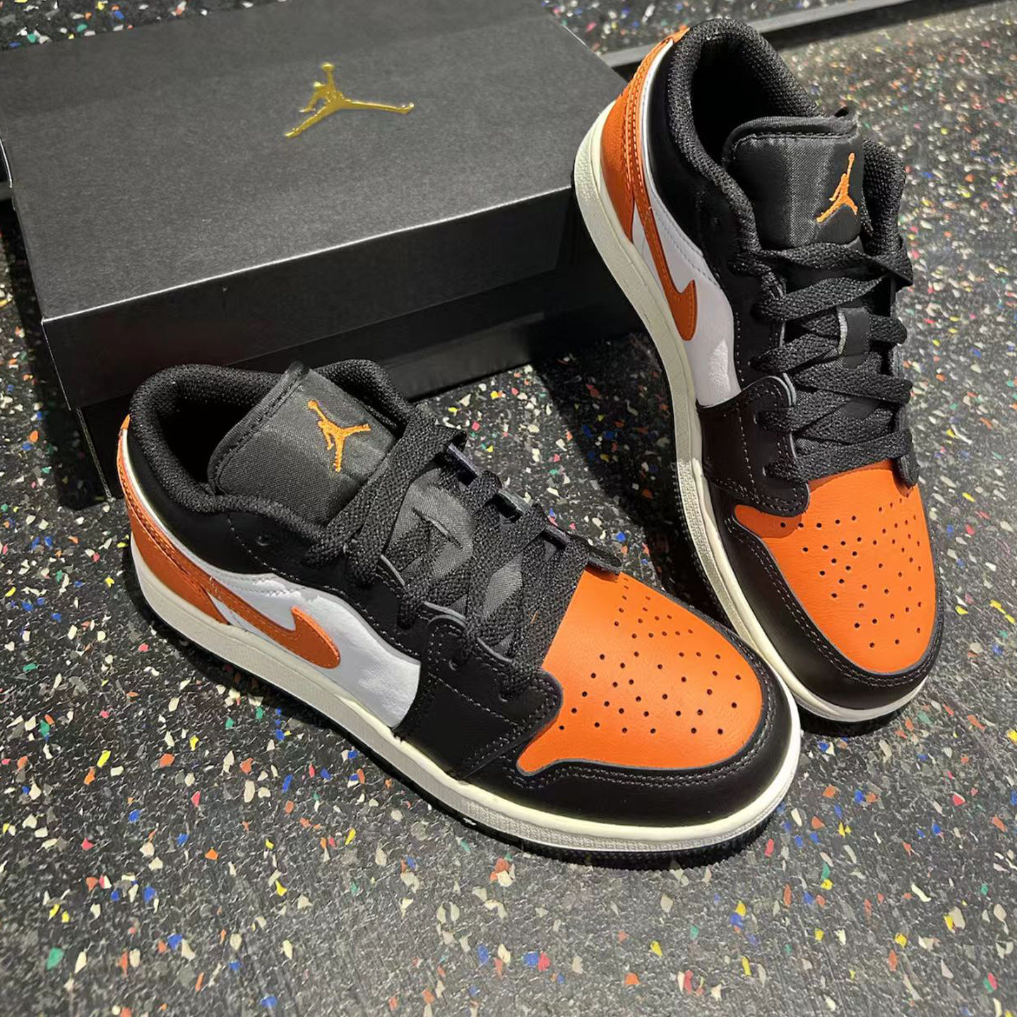 Nike/耐克Jordan1女子低帮防滑耐磨运动休闲篮球鞋GS款553560-081,淘宝优惠券,粉丝福利购,淘宝优惠卷