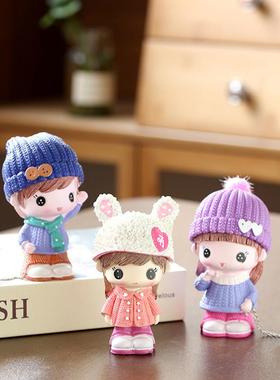 创意树脂工艺品围巾情侣牵狗遛狗娃娃可爱微景摆件车内装饰品男女