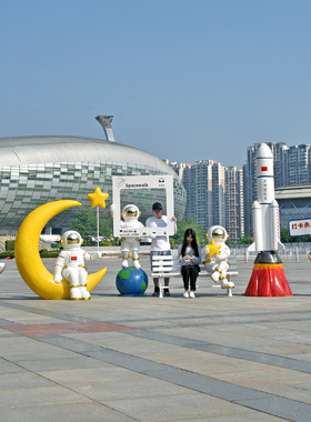 宇航员太空人物玻璃钢雕塑摆件公园户外商场门口大型落地网红装饰