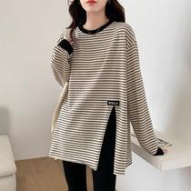 South Koreas early fall striped undershirt woman 2023 design sensation small crowdsourced open fork long sleeve T-shirt with a long jacket