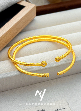 书同款叮当手镯极简主义越南沙金纯手工古法金色锤纹点钻开口手镯