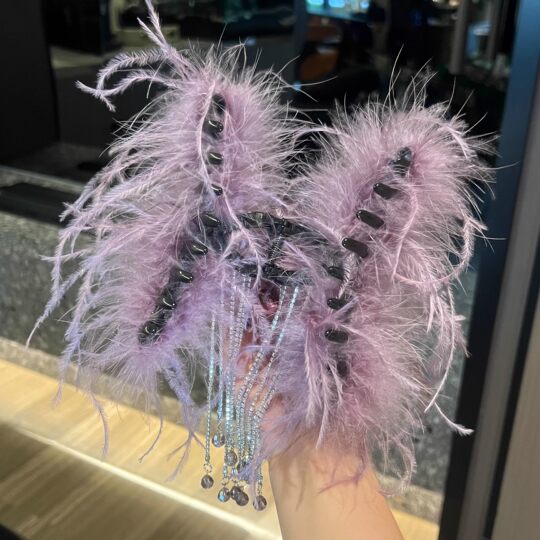 秋冬氛围感之神~紫色羽毛流苏水钻抓夹高级感洋气鲨鱼夹旅行发卡