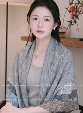 慵懒感蓝灰色条纹丝巾披肩外搭