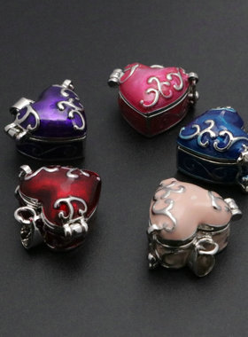 女士可打开项链吊坠爱心