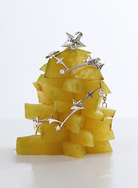 铜镀白金星星项链修饰颈部线条