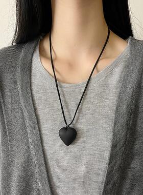 韩国博主同款爱心吊坠项链女长款皮绳可调节毛衣链高级感卫衣配饰