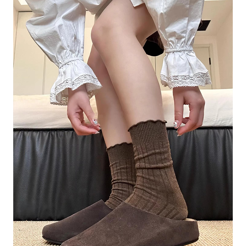 超级百搭的秋冬天的咖色木耳边中筒袜女棉袜竖条纹纯色搭配博肯
