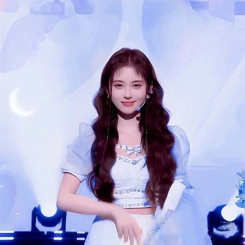 鞠婧祎同款演出服舞蹈打歌服表演服重工白色钉钻上衣羽毛短裙套装 - 图0