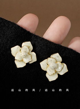 远山的风「月下山茶花」法式小香风白色贝壳耳钉高级感耳饰A0486