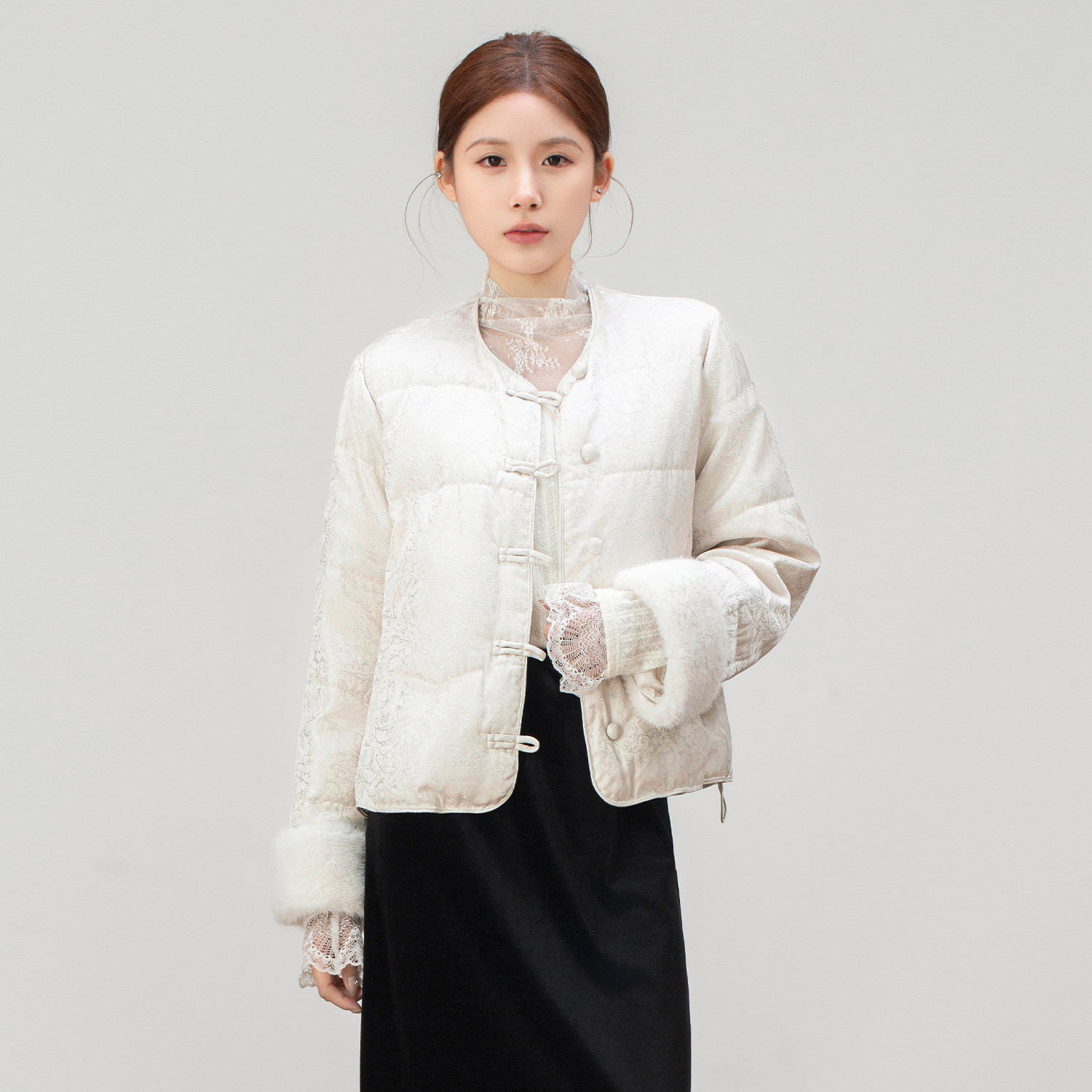 新中式短款羽绒服女冬季2025年新款白色盘扣毛毛袖口提花保暖外套,淘宝优惠券,粉丝福利购,淘宝优惠卷
