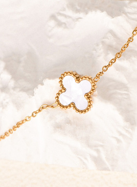 小众轻奢红色四叶草手链女小号花镭射钛钢不掉色手饰时尚新款