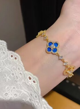 法式轻奢镂空四叶草手链显白