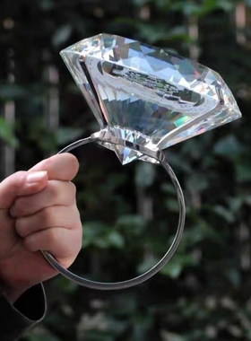 仿真假钻石戒指玩具夸张道具七夕求婚搞怪告白神器女水晶超大钻戒