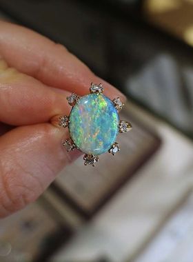 高颜值气质幻彩欧泊蛋面戒指