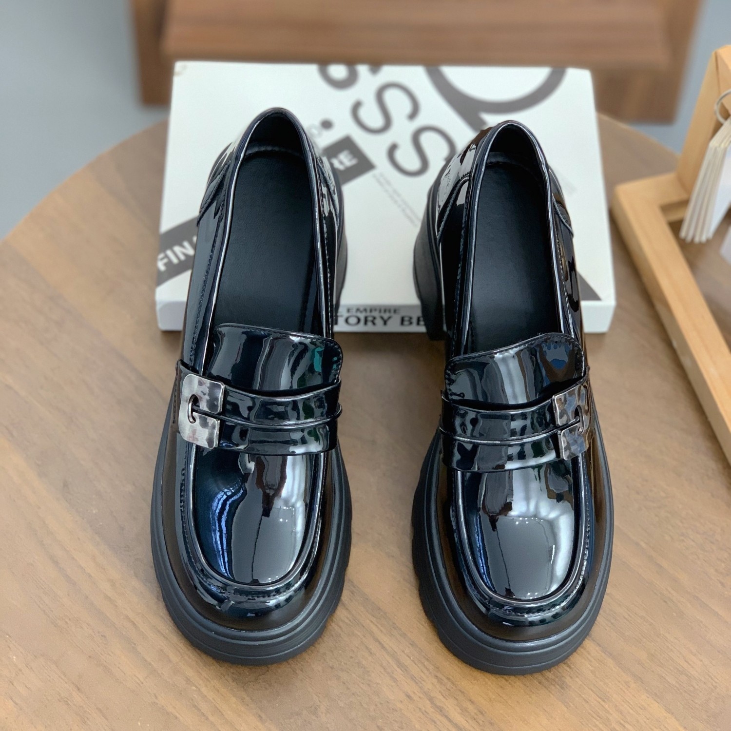 英伦风方头漆皮百搭小皮鞋女2025秋季新款松糕一脚蹬乐福鞋女单鞋,淘宝优惠券,粉丝福利购,淘宝优惠卷